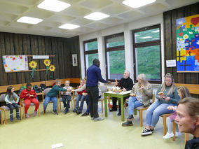Symbolische Mantelteilung mit den Kommunionkindern (© Karl-Franz Thiede)
